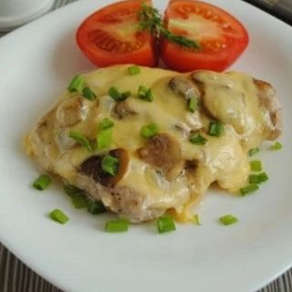 Відбивна з грибами під сиром (120г)