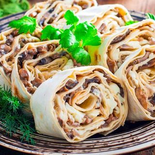 Лаваш тонкий з куркою,  грибами, сиром,помідором  та салатом (180г)