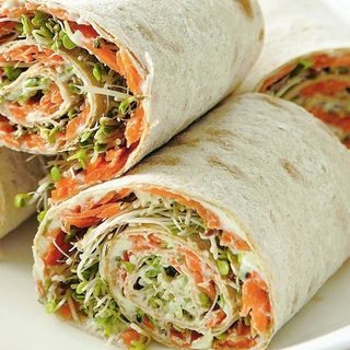 Лаваш тонкий з куркою,  сиром, кор.морквою, помідором  та салатом (180г)