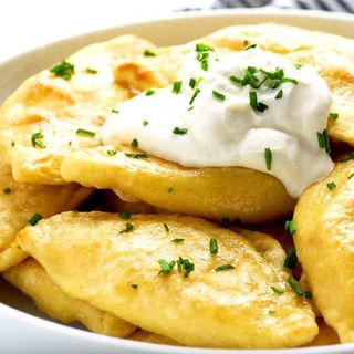 Вареники з картоплею+сметанка  (280)