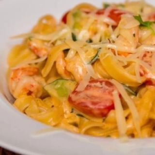 Макарони в томаті з куркою під сиром (280г)