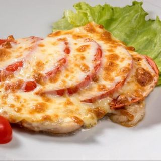 Відбивна з помідором під сиром (120г)