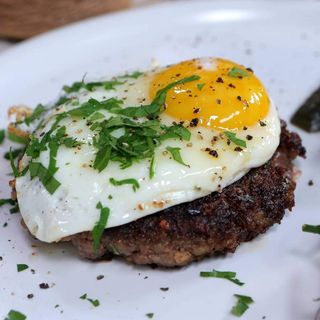 Біфштекс з яловичини з яєчнею (160г)