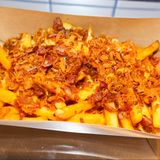 Фрі з беконом, цибулевим кранчем та Сирним соусом (245г)