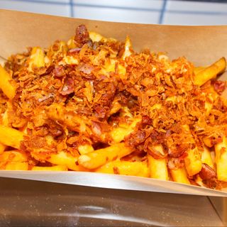 Фрі з беконом, цибулевим кранчем та Сирним соусом (245г)