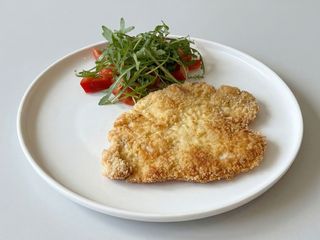 Шніцель з курча та мікс салату (270g)