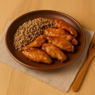 Гречана каша з курячими крильцями та медово-гірчичним соусом (430г)