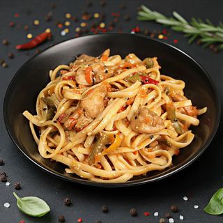 Удон із куркою та овочами