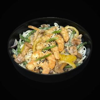 Удон з лисисчками та креветками у вершковому соусі