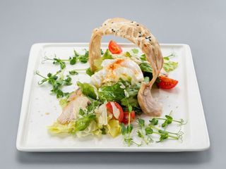 Салат Цезарь з пашотом