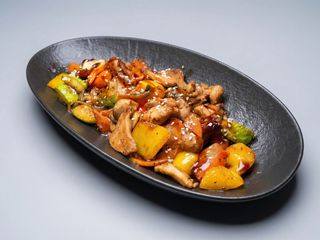 Гаряча пательня з курячими стегнами