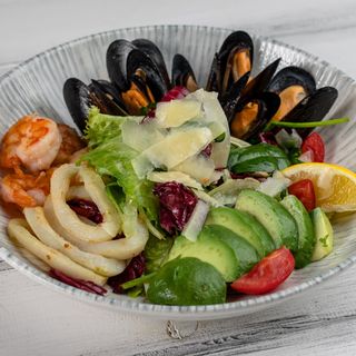 Теплий салат з морепродуктами (300/25 г)
