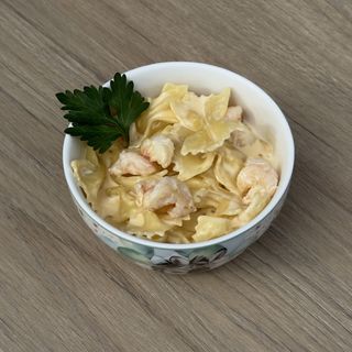 Бантики (фарфале) з креветками у вершковому соусі з сиром (220г)