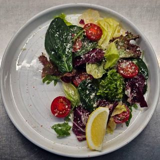 Салатний мікс з чері та пармезаном (150 г)