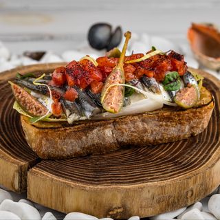 Часникова брускета з філе хамси, страчателою, томатами та каперсами (250 г)