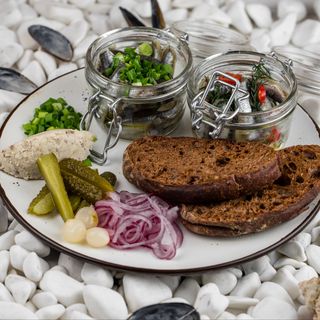 Філе хамси слабої солі та мариноване з чілі перцем з підсмаженою чіабатою (200/80/30/100 г)