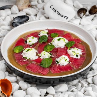 Карпачо з червоного тунця із трюфельним соусом і страчателою (250 г)