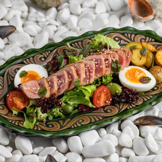 Салат "Нісуаз" з червоним тунцем, картоплею та мʼяко звареним яйцем (352 г)