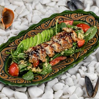 Салат з копченим вугрем та кус-кусом під соусом татакі (260 г)