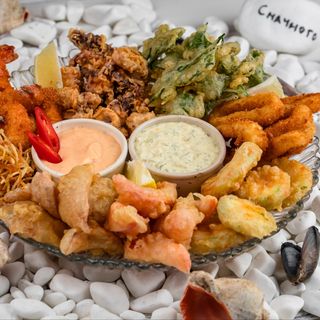 Фріто-місто смажені у темпурі та хрумкі хвости креветок, бебі-кальмари .. (550/200/60 г)