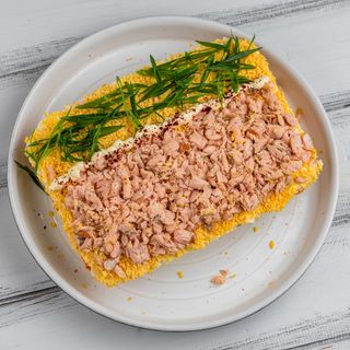 Салат Мімоза з запеченим лососем (300 г)