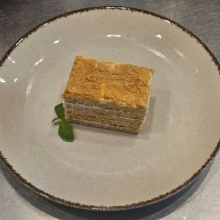 Торт Медовик зі сметанним кремом (140 г)