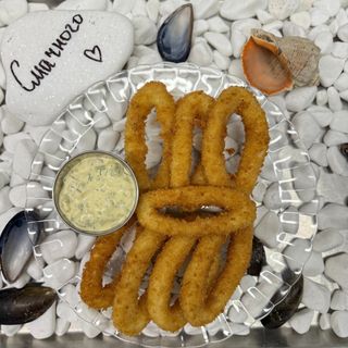 Хрусткі кільця атлантичного кальмару з соусом "Тартар"  (200/50г)