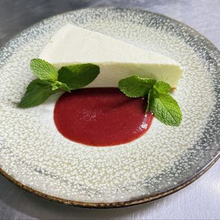 Чізкейк з полуничним соусом (140/30 г)