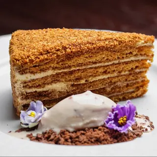 Медовик з крафтовим пломбіром ( 260 г)