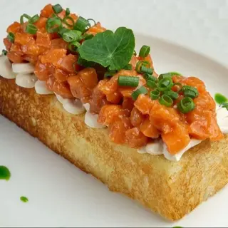 Бріош-тост з тартаром лосося та сирним мусом (220 г)