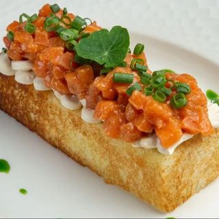 Бріош-тост з тартаром лосося та сирним мусом (220 г)