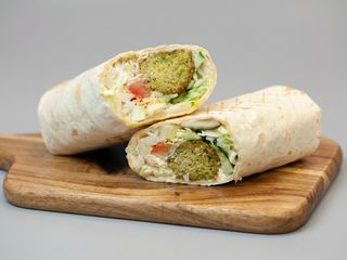 Хот дог в лаваші з фалафель ями