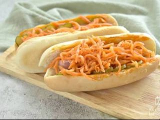 Хот дог в булочке с сарделек