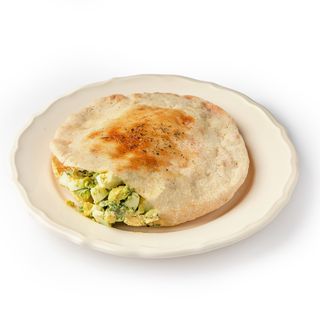 Піта з авокадо та яйцем