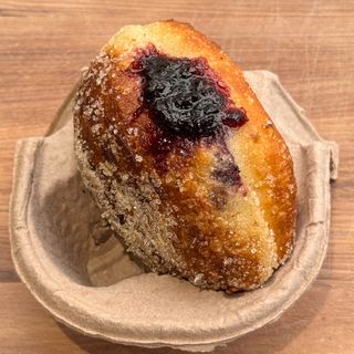 Пончик з чорничним джемом