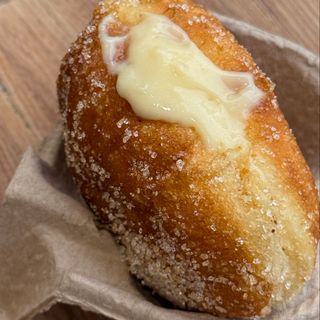 Пончик з заварним кремом