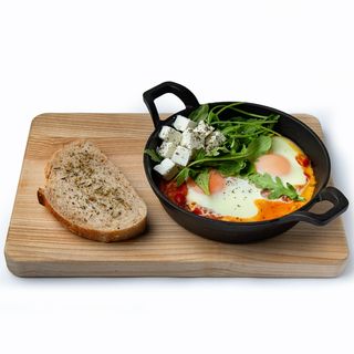 Запечені яйця з овочами