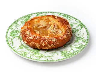 Булка з яблуком та корицею