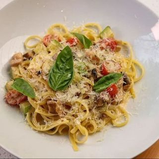 Паста лінгвіні з куркою (320 г)