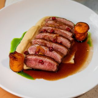 Філе качки з печеним гарбузом і соусом з кумкватом (280г)