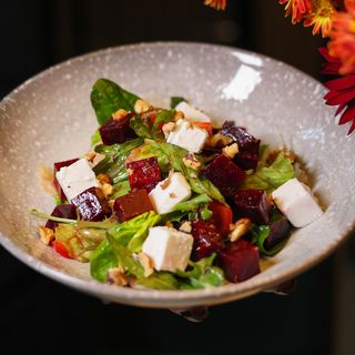 NEW Салат із печеного буряка з фетою та волоським горіхом (160 г)