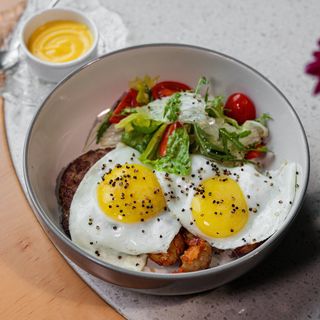 NEW Яєчня з біфштексом, печеною картоплею та легким салатом (265 г)