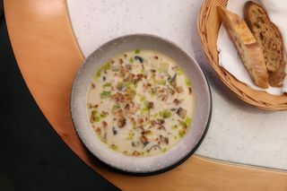 Вершковий суп з лососем і птітімом (300г)