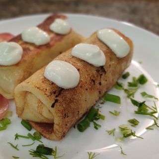 Млинці з сиром та родзинками зі сметаною