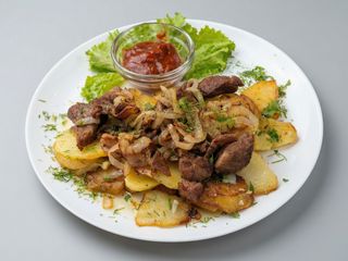 Бульба на пательні з м'ясом та соусом,300 гр