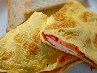 Омлет з томатами та баликом