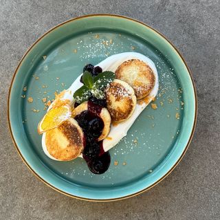 Сирники з вершковим мусом та ягідним кюлі