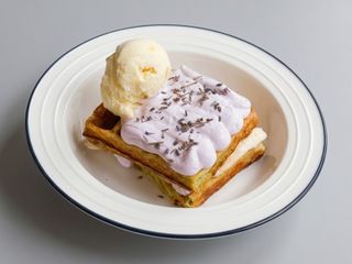 Вафля з лавандовим кремом та морозивом (230г)