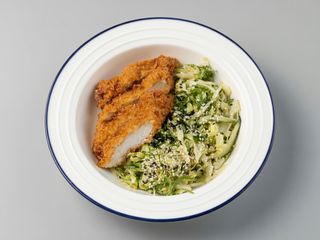 Салат із Чукою та куркою панко (205г)