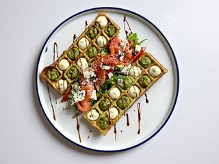 Вафля з лососем і сиром Дорблю (280г)